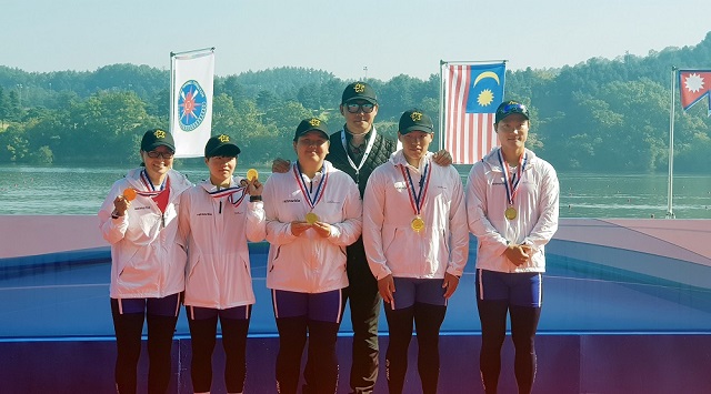 넷마블장애인선수단이 2019 아시아조정선수권대회에서 금메달을 획득한 뒤 단체사진을 촬영하고 있다. /넷마블 제공