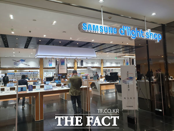 삼성의 대표 체험형 오프라인 매장 서울 강남 딜라이트샵의 경우 갤럭시버즈를 구매하려면 한 달 정도 기다려야 한다. /이성락 기자