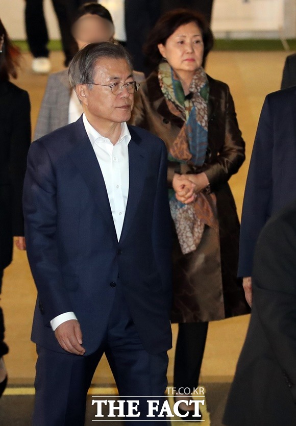 문재인 대통령 부부가 29일 오후 부산 중구의 한 병원에서 모친 강한옥 여사의 임종을 지켜본 이후 빈소로 이동하고 있다. /부산=뉴시스