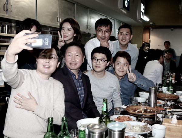 최태원 회장이 번개 행복토크 참여 구성원들과 사진을 찍고 있다. /SK그룹 제공