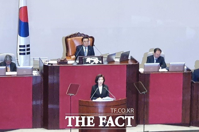 나경원 자유한국당 원내대표가 29일 문재인 대통령을 향해 진심으로 대한민국 헌법상의 대통령으로 존중할 자신이 없다고 말했다. /국회=허주열 기자