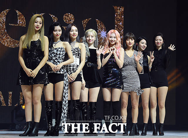걸그룹 트와이스가 지난 9월 23일 발표한 미니 8집 Feel Special로 40만 장의 앨범 출고량을 기록해 자체 최고 기록을 세웠다. /더팩트 DB