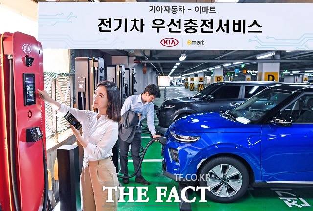 기아차는 앞서 지난 9월 이마트, 에스트래픽과 손잡고 기아차 전기차 보유 고객들이 전국 이마트 주요 지점에 설치된 초급속 충전기를 우선 사용할 수 있도록 하는 전기차 우선 충전 서비스를 시행한 바 있다. /기아차 제공