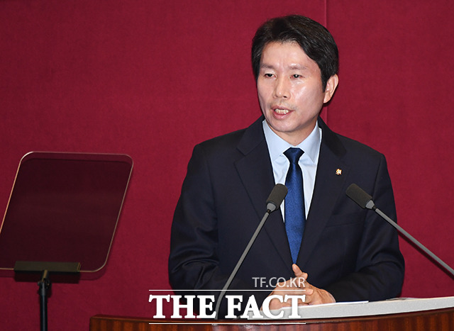 이인영 더불어민주당 원내대표는 29일 문희상 국회의장이 패스트트랙(신속처리안건)으로 지정된 사법개혁안을 이날이 아닌 12월 3일 본회의에 부의하겠다고 결정한 것에 대해 매우 유감이라고 밝혔다. 28일 국회 본회의장에서 교섭단체 대표연설을 하고 있는 이 원내대표. /국회=배정한 기자.