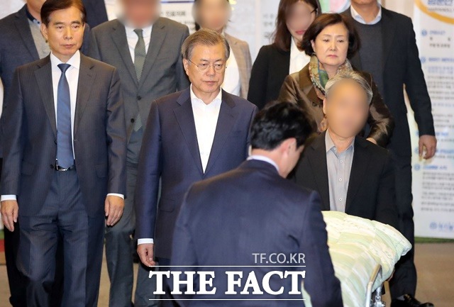 문재인 대통령의 모친 강한옥 여사가 29일 오후 노환으로 별세했다. 향년 92세. 문 대통령과 김정숙 여사가 고인의 임종을 지켜본 이후 빈소로 이동하고 있다. /부산=뉴시스