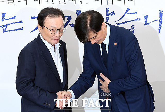 이해찬(왼쪽) 더불어민주당 대표는 30일 취임 후 11번째 기자간담회를 통해 조국 전 법무부 장관 사태로 초래한 국론 분열 논란에 대해 여당 대표로서 무거운 책임감을 느낀다고 밝혔다. 지난달 17일 국회에서 이 대표(왼쪽)를 예방하는 조전 법무부 장관(오른쪽) / 이새롬 기자