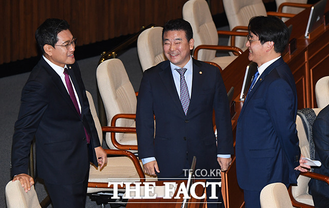 교섭단체 대표연설 전 여유로운 표정의 오신환 바른미래당 원내대표(왼쪽)