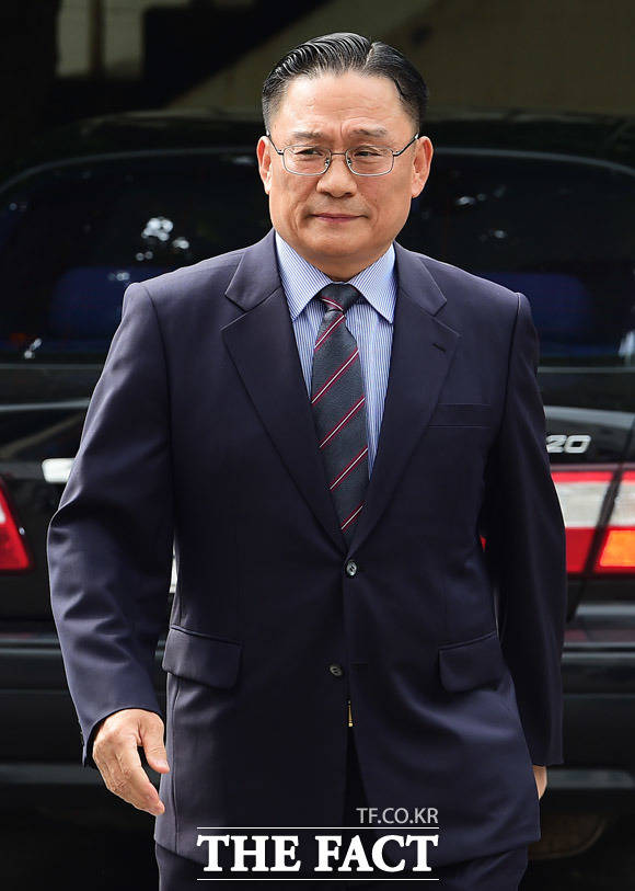 장유한국당 황교안 대표의 인재 영입 1호가 박찬주 전 육군대장으로 알려지면서 비판 여론이 확산하고 있다. 박 전 대장이 지난해 8월 군검찰단으로 소환돼 조사실로 이동하는 모습. /배정한 기자