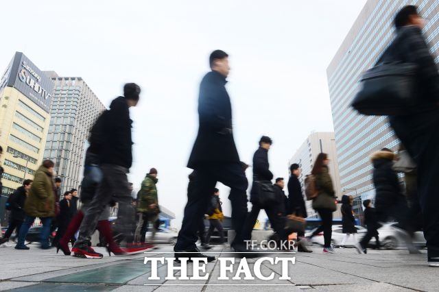 정부가 비정규직의 정규직화에 힘써온 가운데, 비정규직 규모가 1년 전보다 86만7천명 불어났다는 통계 조사 결과가 나왔다. /더팩트DB