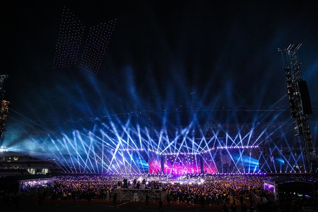 3일간 13만여 명의 아미가 방탄소년단의 콘서트를 즐겼고, 콘서트 말미에 하늘에서 드론쇼가 펼쳐졌다. /빅히트엔터 제공