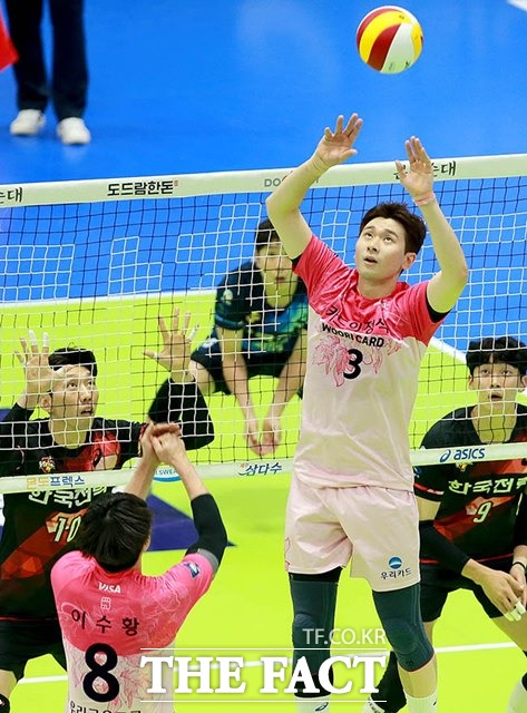 31일(목) 열리는 도드람 2019-20 V리그 남녀부 경기를 대상으로 한 배구토토 스페셜 43회차 투표율을 중간집계한 결과, 남자부 우리카드-대한항공(1경기)전에서 국내 배구팬의 64.44%가 홈팀 우리카드의 우세를 전망했다./우리카드 제공