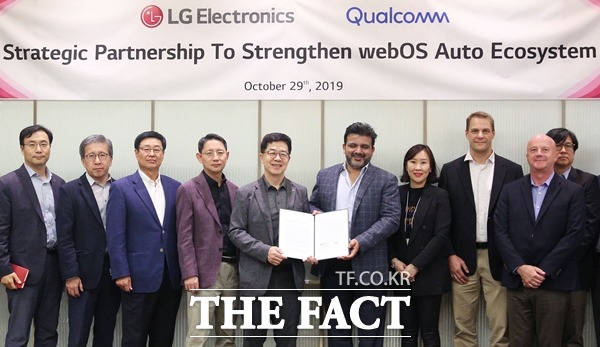 LG전자와 퀄컴이 차량용 인포테인먼트 플랫폼을 개발하기 위해 손을 잡았다. 사진은 박일평 LG전자 CTO(왼쪽에서 다섯번째)와 나쿨 두갈 퀄컴 제품 관리 수석부사장 (왼쪽에서 여섯번째) 등의 모습. /LG전자 제공