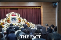  野 지도부 조문 행렬…모친 빈소 지키는 文대통령