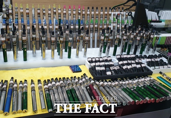 지난달 미국 질병관리본부(CDC)는 원인물질 및 인과관계 조사가 완료될 때까지 액상형 전자담배 사용 자제를 권고했다. /더팩트 DB