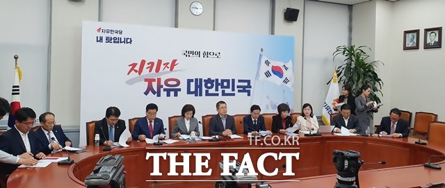 황교안 자유한국당 대표가 31일 비례대표제 폐지, 국회의원 10% 감축이 국민이 원하는 진짜 민심이라고 강조했다. 황 대표가 이날 오전 국회에서 열린 당 최고위원회의에 참석한 모습. /국회=허주열 기자