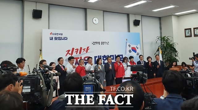 한국당 1차 영입인재 환영식에서 참석자들이 기념촬영을 하고 있다. /허주열 기자