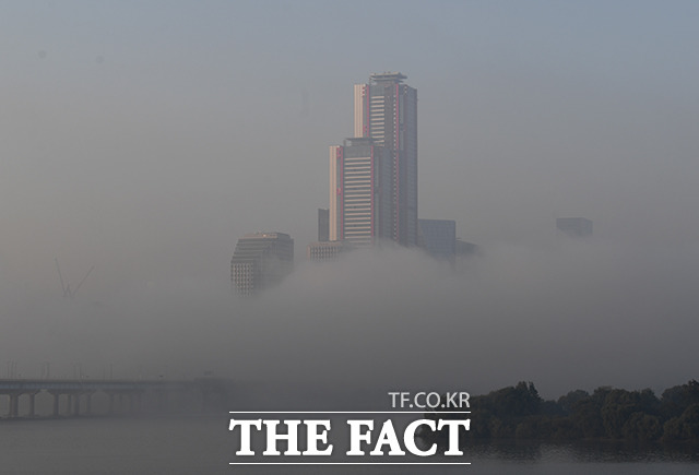 미세먼지 농도가 나쁨 수준을 보인 1일 오전 서울 여의도 일대가 안개로 덮여 있다. / 배정한 기자