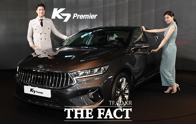 기아자동차의 준대형 세단 K7은 지난달 6518대가 팔리며 4개월 연속 기아차 월간 판매량 1위에 올랐다. /더팩트 DB