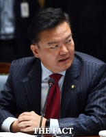  민경욱, 모친상 마친 文 향해 '모시고 살 순 없었나' 발언 논란