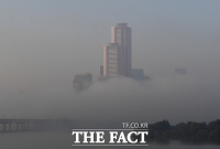 [TF포토] 황사와 안개에 갇힌 여의도
