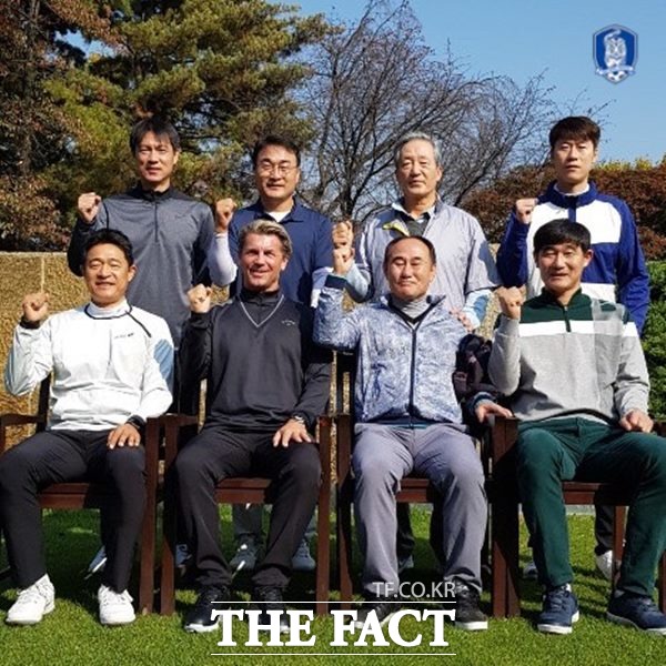 뒷줄 왼쪽부터 시계방향으로 KFA 홍명보 전무, 최영일 부회장, 정몽준 명예회장, 김은중 남자 올림픽대표팀 코치, 김학범 남자 올림픽대표팀 감독, 콜린 벨 여자 올림픽대표팀 감독, 이민성 남자 올림픽대표팀 코치,차상광 남자 올림픽대표팀 GK코치./대한축구협회 제공