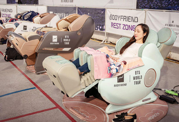 바디프랜드는 지난달 방탄소년단의 월드 투어 콘서트가 열린 서울 송파구 올림픽주경기장에 관람객들이 안마의자를 이용해 쉴 수 있는 체험 공간을 마련했다. /바디프랜드 제공
