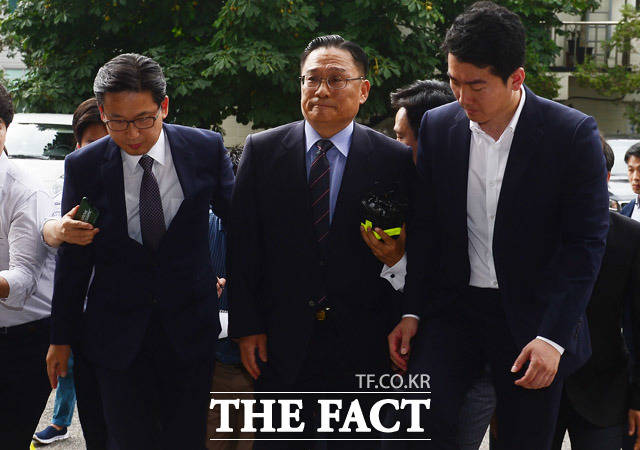 박찬주(가운데) 전 육군 대장이 4일 기자회견을 열고 공관병 갑질과 한국당 입당 논란 등 최근 자신에 대한 입장에 대해 밝힐 예정이다. 사진은 지난 2017년 8월 박 전 대장이 공관병 갑질 의혹 사건으로 서울 용산 국방부청사 인근 군검찰단에 소환되고 있는 모습. /더팩트 DB