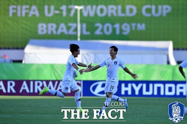 한국 U-17 대표팀이 3일 오전 (한국시간) 브라질 비토리아에서 열린 U-17월드컵 조별리그 C조 3차전에서 백상훈 홍성욱의 연속골을 앞세워 칠레를 2-1로 꺾고 2015년 칠레 대회 이후 4년 만에 16강 토너먼트에 올랐다./대한축구협회 제공