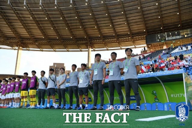 김정수 감독(맨 오른쪽)은 3일 칠레전 후 대한축구협회와 가진 인터뷰에서 16강 상대인 앙골라에 대해 앙골라는 아프리카대회부터 체크했다며 자신감을 보였다./대한축구협회 제공