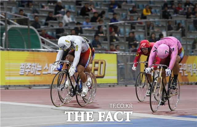 정종진 선수(흰색 유니폼)이 3일 열린 일간스포츠배 대상 경륜에서 1위로 결승선을 통과하고 있다./경륜경정총괄본부 제공