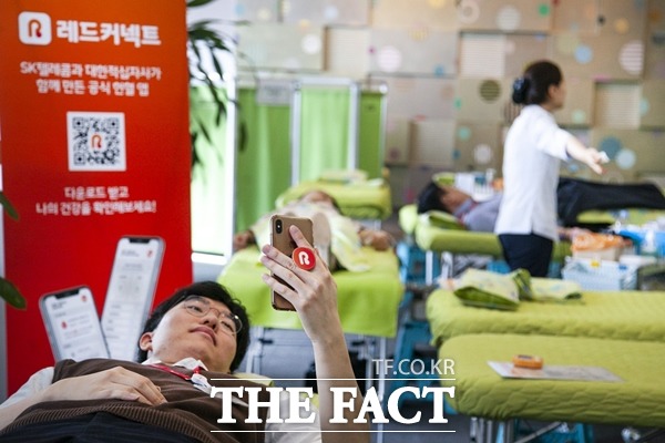 SK텔레콤과 대한적십자사는 헌혈 관련 서비스를 제공하는 혁신적 애플리케이션(이하 앱) 레드커넥트를 출시한다. /SK텔레콤 제공