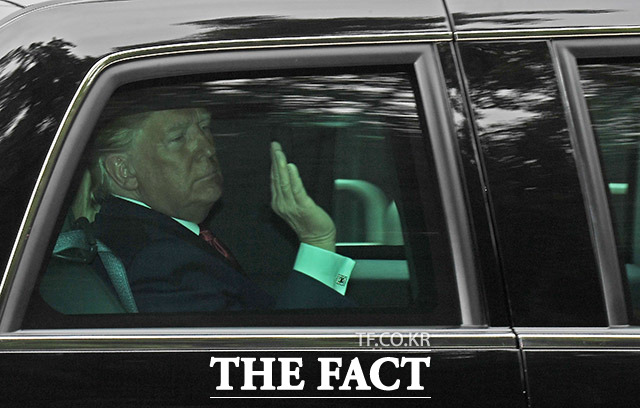 도널드 트럼프 미국 대통령의 탄핵 찬성에 찬성하는 미국 국민들이 많아진 여론조사가 나왔다. 트럼프 대통령이 지난 6월 정상회담을 위해 청와대로 향하고 있는 모습. /이동률 기자