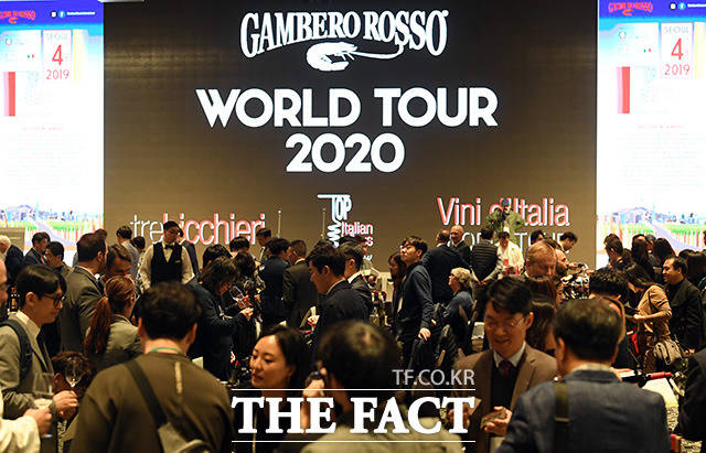 이탈리아 와인 음식 전문 미디어 감베로 로쏘가 개최하는 이탈리아 와인 로드쇼 감베로 로쏘 TOP 이탈리아 와인 로드쇼가 4일 오후 서울 용산 드래곤 시티 호텔에서 열린 가운데 참석자들이 와인을 시음을 하고 있다./임영무 기자