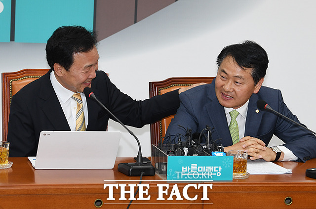 손 대표는 대표적인 당권파인 김관영(오른쪽) 의원을 지명직 최고위원에 임명하면서 당 기강 확립에 나섰다. /배정한 기자