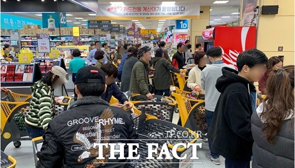 신세계그룹이 역대급 쇼핑 축제를 표방하며 내놓은 대한민국 쓱데이가 당일 4000억 원 매출을 올리며 흥행에 성공했다. 사진은 쓱데이 당일 이마트 목동점 전경. /이민주 기자