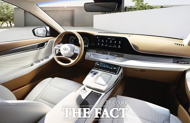 더 뉴 그랜저에는 공기청정 시스템과 2세대 스마트 자세제어 시스템, 전방 충돌방지 보조·교차로 대향차(FCA-JT) 등 최첨단 안전·편의사양이 현대차 최초로 적용됐다. /현대차 제공