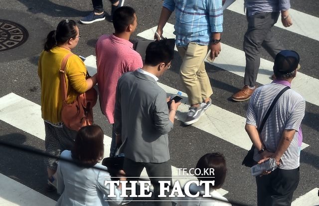 은행과 IT기업이 협업을 늘리는 이유는 금융거래가 대부분 모바일로 이뤄지는 상황에 대비하기 위해서다. IT기업도 금융거래 데이터를 활용해 여러 편리한 서비스를 내놓을 수 있다. /더팩트 DB