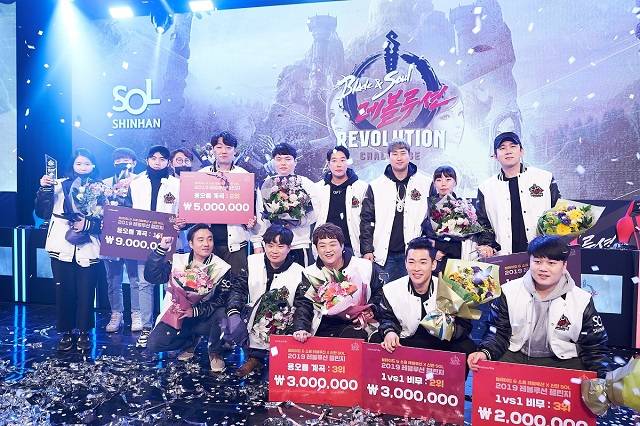 2일 아프리카TV 프릭업 스튜디오에서 열린 블레이드앤소울 레볼루션 X 신한SOL 레볼루션 챌린지 시상식에서 수상자들이 포즈를 취하고 있다. /넷마블 제공