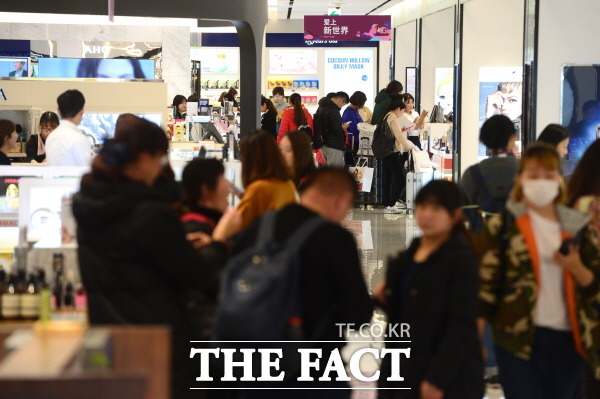 광군제가 일주일 앞으로 다가오며 국내 유통업계는 고객 잡기에 분주한 모양새다. 사진은 국내 한 면세점을 찾은 중국인 관광객들이 쇼핑을 즐기는 모습. /더팩트 DB