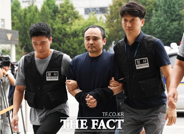 신상 공개 결정이 된 한강 몸통 시신 사건의 피의자 장대호가 21일 오후 경기 고양경찰서에서 보강 조사를 받기 위해 이동을 하고 있다. 장 씨는 지난 8일 오전 서울 구로구 자신이 일하는 모텔에서 투숙객을 살해한 뒤 시신을 훼손했다. 이후 여러 차례에 걸쳐 훼손한 시신을 한강에 유기한 혐의로 구속됐다.