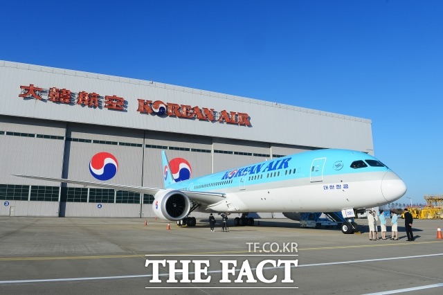 인천국제공항 대한항공 격납고에 주기된 B787-9 항공기와 대한항공 승무원의 모습. /더팩트DB