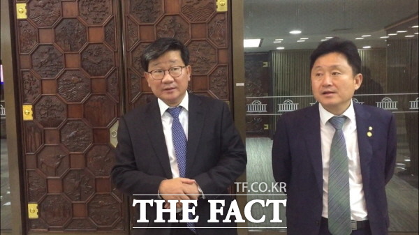 국회 예산결산특별위원회 더불어민주당 간사인 전해철 의원은 6일 야당과의 협의 끝에 비경제부처 부별 심사를 8일로 미루고, 김상조 청와대 정책실장이 참석하기로 했다고 밝혔다. 이날 예결위는 야당이 청와대 강기정 정무수석 논란에 대한 노영민 비서실장 출석과 사과를 요구하며 무산됐다. /국회=박숙현 기자