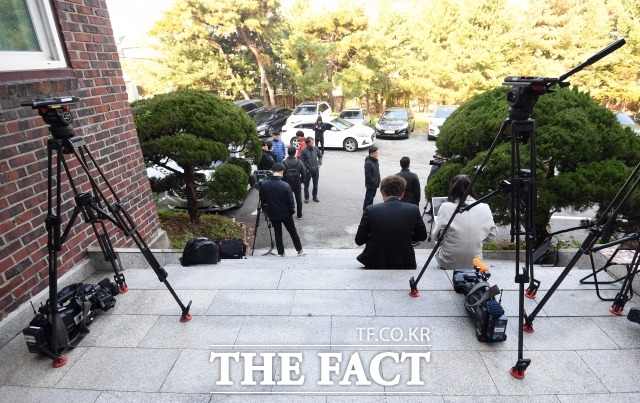 아이돌 그룹 아이콘의 전 멤버 비아이의 마약 구매 투약 혐의에 대한 수사 무마 의혹을 받고 있는 양현석 전 YG엔터테인먼트 대표의 경찰 조사가 예정된 6일 오전 경기도 수원 경기남부지방경찰청 광역수사대 앞에 취재진이 대기하고 있다. 양 전 대표는 이날 경찰 조사 출석이 어렵다는 입장을 경찰에 전달한 것으로 알려졌다. /임영무 기자