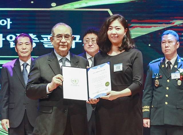 구기향 라이엇게임즈 코리아 사회환원활동 총괄이 5일 열린 2019 대한민국봉사대상 시상식에서 상을 수상하고 있다. 앞줄 왼쪽부터 이수성 (사)한국유엔봉사단 명예총재, 구기향 사회환원활동 총괄 /라이엇게임즈 제공