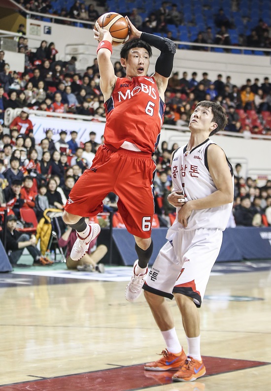7일(목) 오후 7시에 인천삼산월드체육관에서 열리는 2019-20시즌 남자프로농구(KBL) 전자랜드-모비스전을 대상으로 한 농구토토매치 49회차 투표율을 중간 집계한 결과, 참가자의 48.50%가 모비스의 우세를 예상했다./ KBL 제공