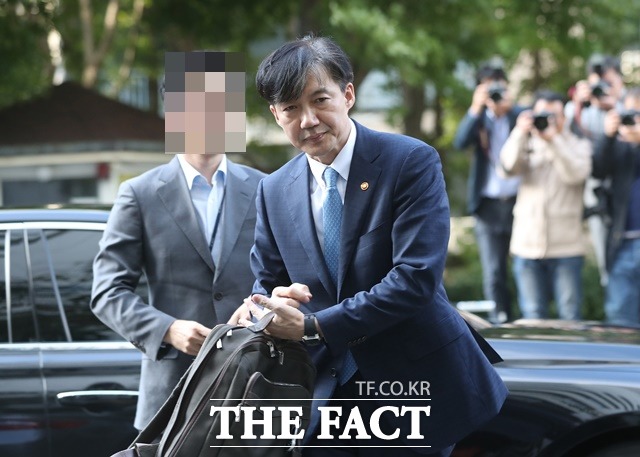 지난달(10월) 14일 전격 사퇴한 조국 전 법무부 장관이 서울 방배동 자택에 들어서고 있는 모습. /이새롬 기자