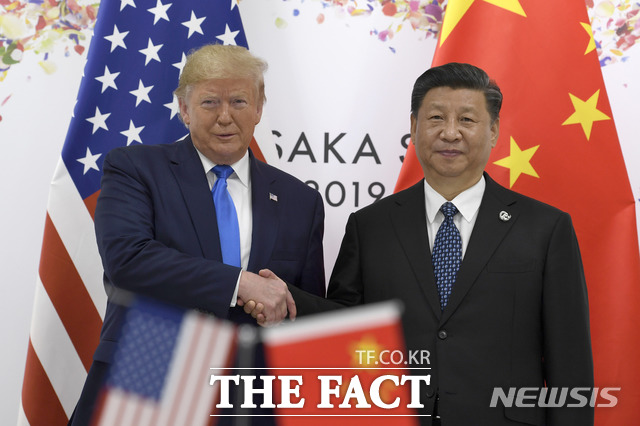 도널드 트럼프 미 대통령(왼쪽)과 시진핑(習近平) 중국 국가주석이 지난 6월 29일 주요 20개국(G20) 정상회담이 열리고 있는 일본 오사카(大阪)에서 정상회담을 위해 만나 악수를 나누고 있다. /뉴시스