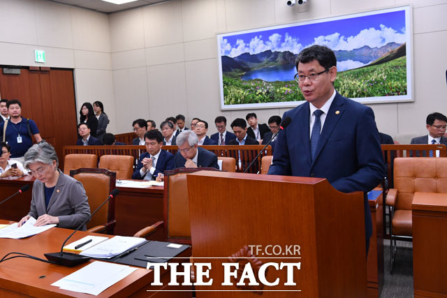 국회 예결위에서 공개된 한 문자로 인해 외교통일위원회 전체회의가 발칵 뒤집혔다. 지난 7월 국회에서 열린 외교통일위원회 전체회의에 참석했던 김연철 장관. /남윤호 기자