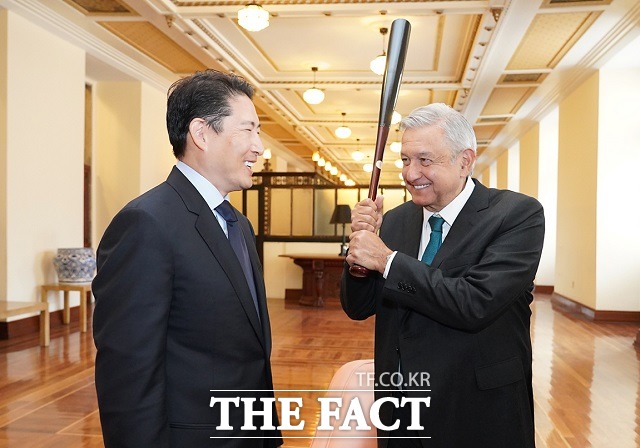 조현준 효성그룹 회장(왼쪽)이 6일 멕시코시티 대통령궁에서 안드레스 마누엘 로페스 오브라도르 멕시코 대통령과 만나 사업 협력 방안을 논의했다. /효성그룹 제공