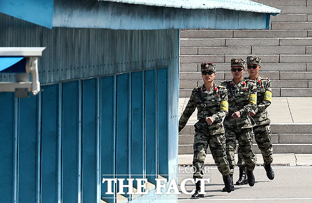 북한 동료 선원 16명을 살인한 뒤 탈북한 두명의 북한 주민을 우리 정부는 7일 추방했다. 판문점 공동경비구역(JSA) 북측 경비군인들. /사진공동취재단